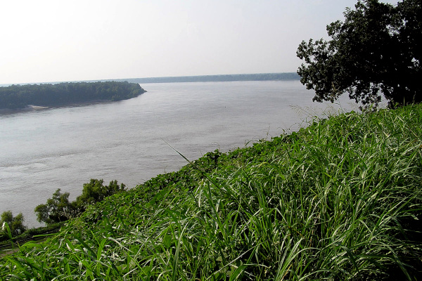 View across the Mississippi River from a loess-topped bluff at Vickburg, Mississippi; image courtesy of Shawn Lea