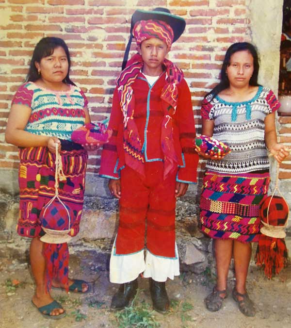 un carelante con dos mujeres vestiendo el traje tradicional