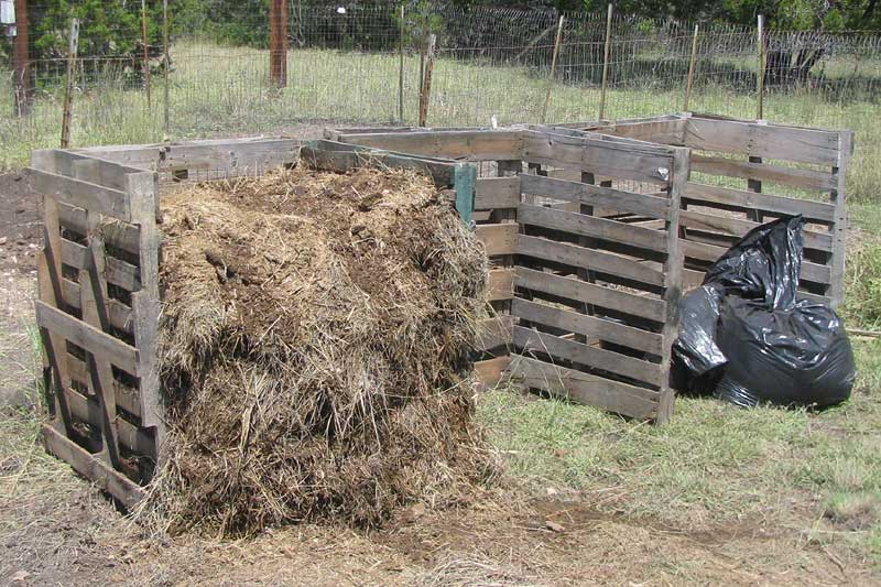 COMPOST BIN MADE OF SHIPPING PALLETS