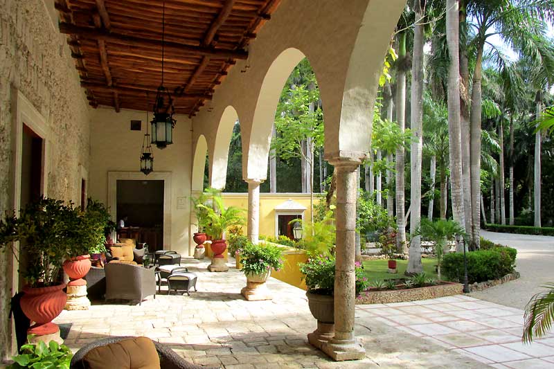 Hacienda Chichen, front veranda of main building