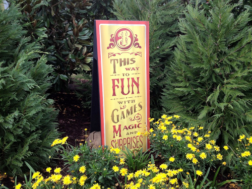 Epcot's Oz Garden and Play Area; courtesy of 'zannaland' and Wikimedia Commons