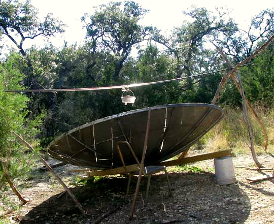 cocina solar con antena parabólica