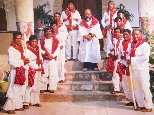 En frente de la Casa de Conviento durante Semana Santa