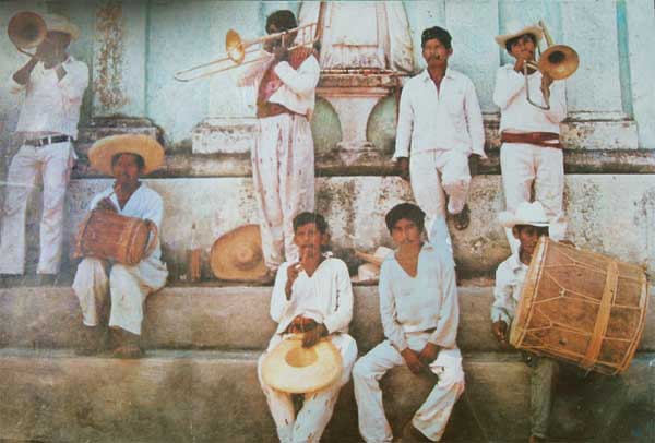 Músicos que tocan adelante de la Iglesia San Sebastián en Carranza