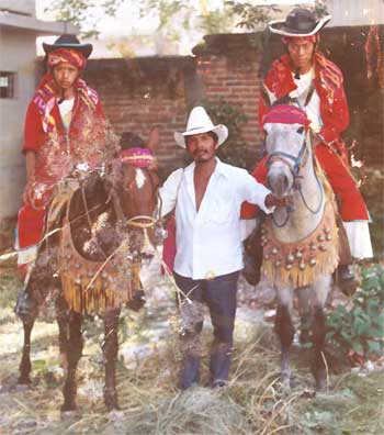 hombre que cuida los caballos