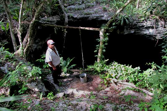 cenote in Yaxunah